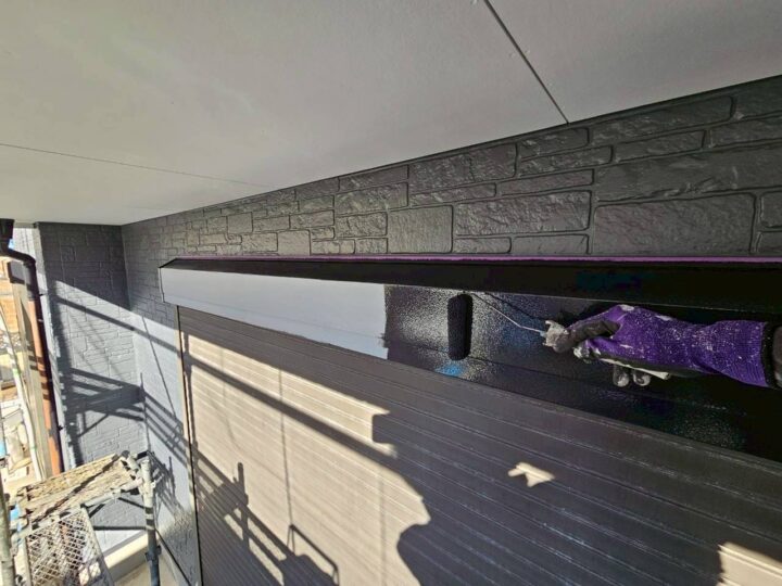 シャッターボックス中塗り工事