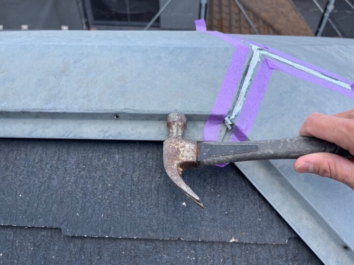 屋根板金釘打ち補修施工中