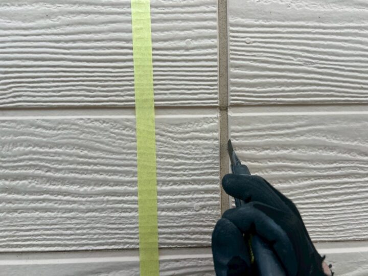 外壁板間シーリング撤去作業中