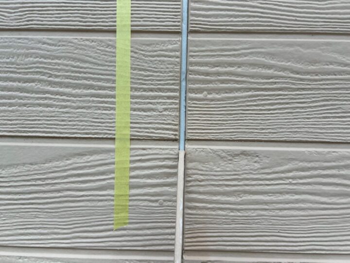 外壁板間シーリング撤去作業中