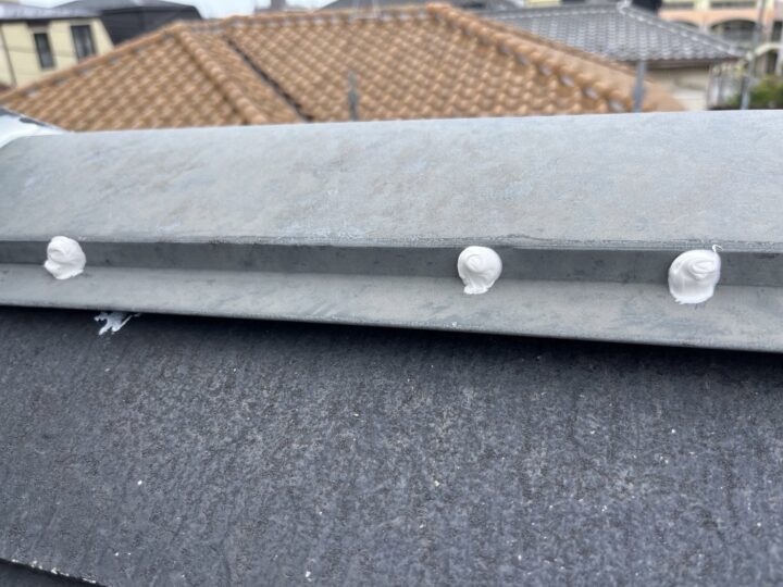 屋根板金玉打ちシール施工完了全景