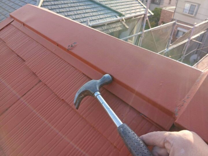 屋根板金釘打ち作業