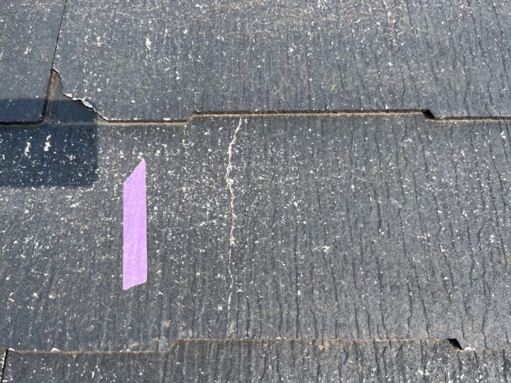 屋根材ひび割れ補修施工前