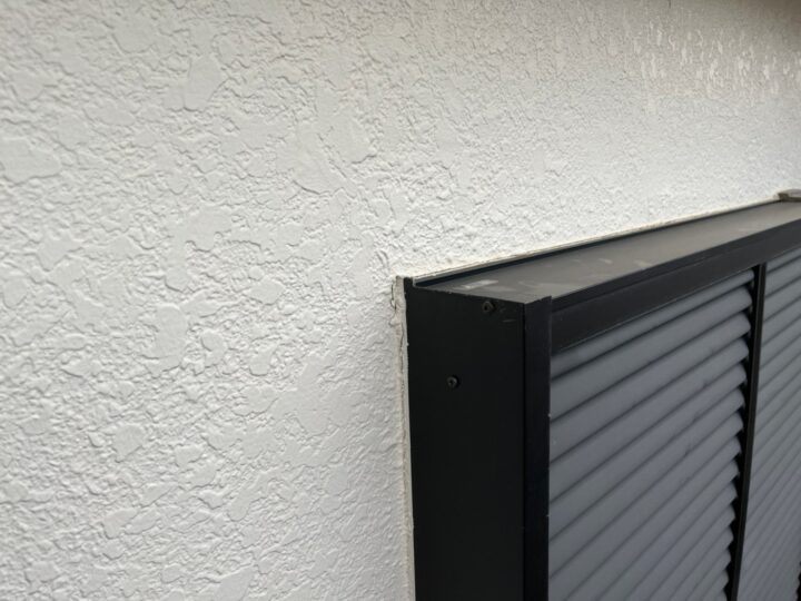 開口部廻りひび割れ補修施工前