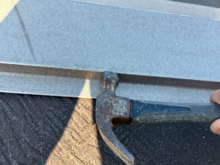 屋根板金釘打ち補修施工中