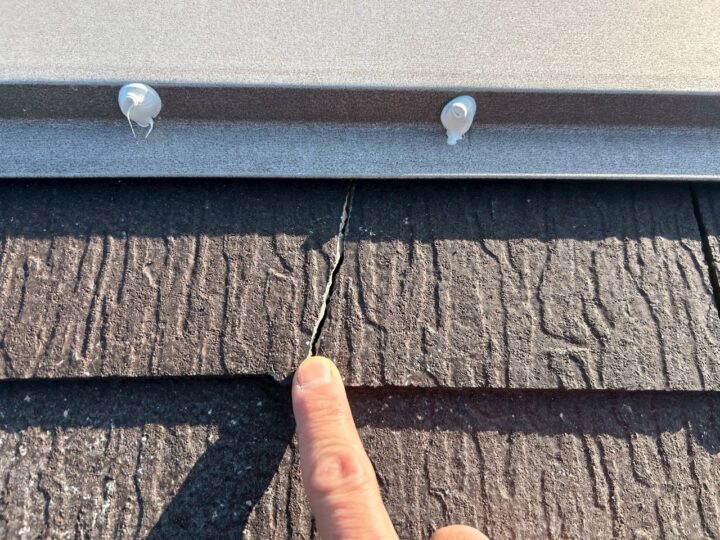 屋根材ひび割れ補修施工前