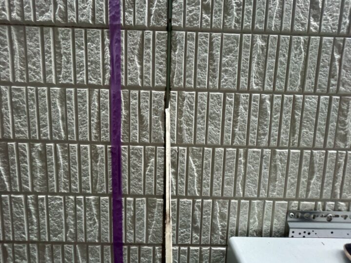 外壁板間シーリング撤去施工中