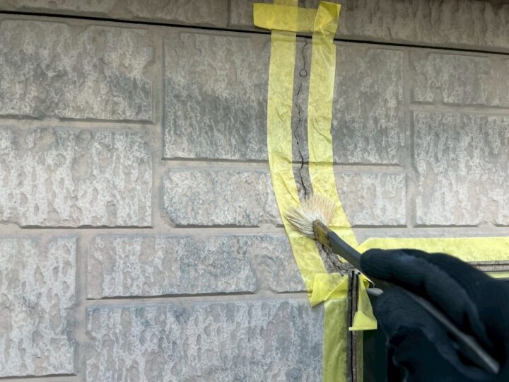 外壁ひび割れ補修専用プライマー塗布