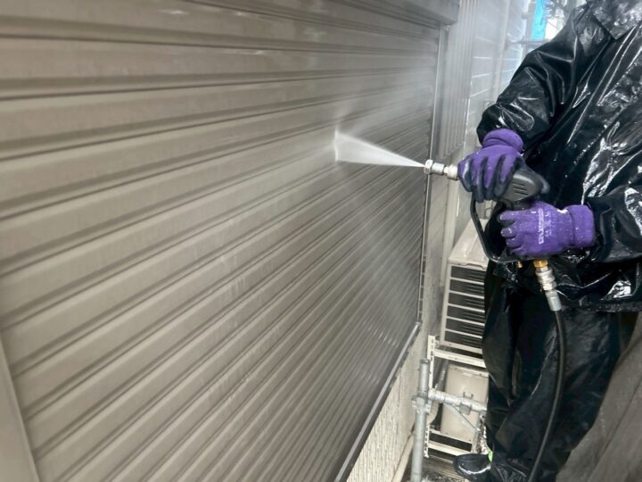 シャッタ－スラット高圧洗浄工事