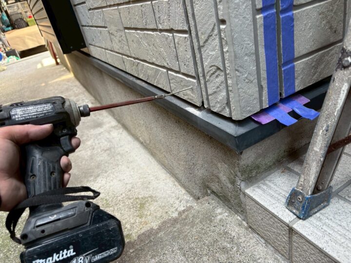 外壁ビス打ち補修施工中