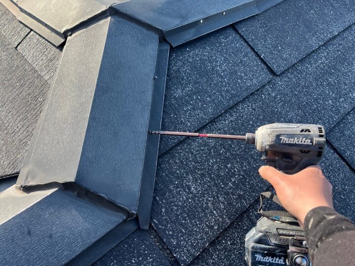 屋根板金ビス打ち補修施工中