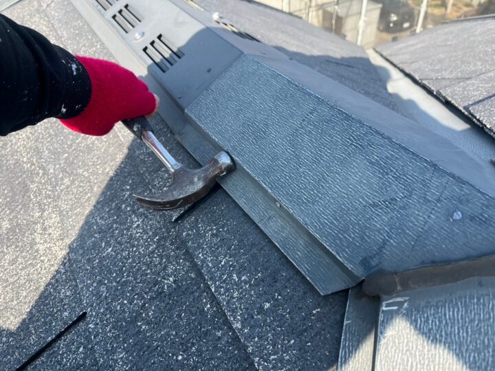屋根板金釘打ち補修施工中