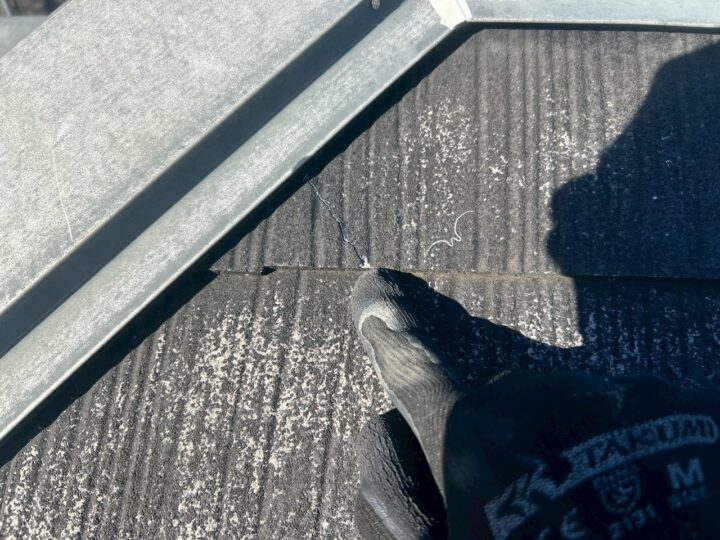 屋根材ひび割れ補修施工前