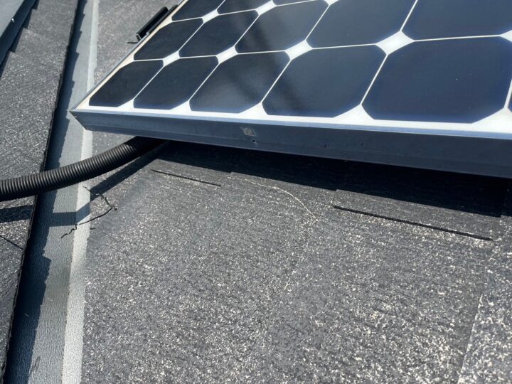 屋根材ひび割れ補修施工前