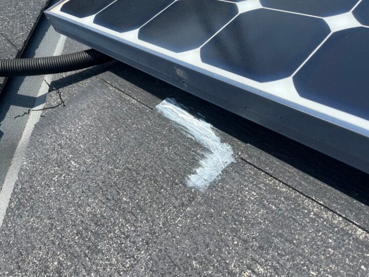 屋根材ひび割れ補修施工後