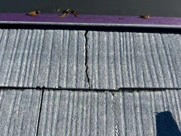 屋根材ひび割れ補修施工前