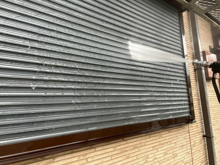 シャッタ－スラット高圧洗浄工事