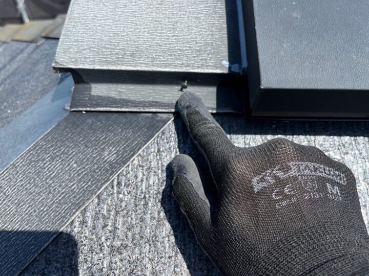屋根板金釘打ち補修施工前