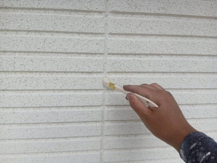 外壁縦目地専用プライマ－塗布