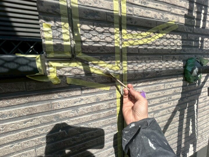 外壁ひび割れ補修専用プライマー塗布