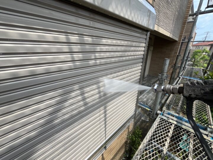 シャッタースラット部分高圧洗浄工事