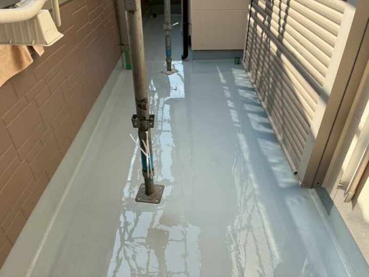 ウレタン塗膜防水１回目完了前景