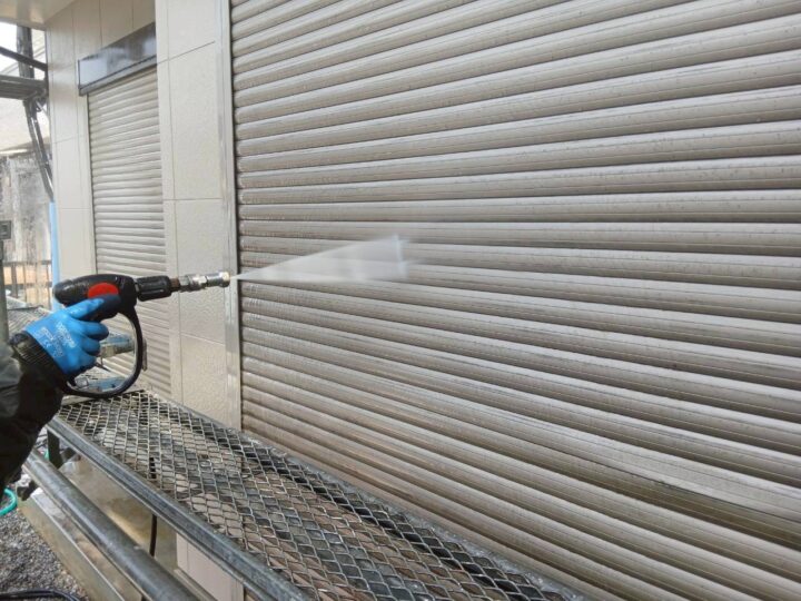 シャッタースラット部分高圧洗浄工事