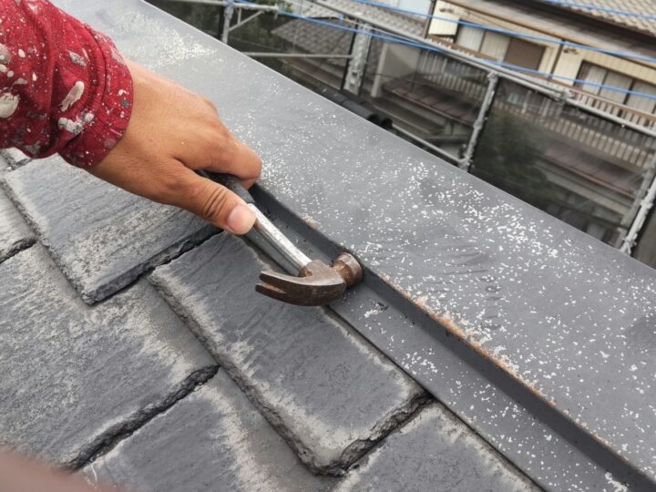 屋根板金釘打ち補修施工中