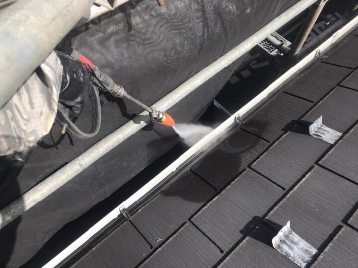 雨樋内部高圧洗浄施工中