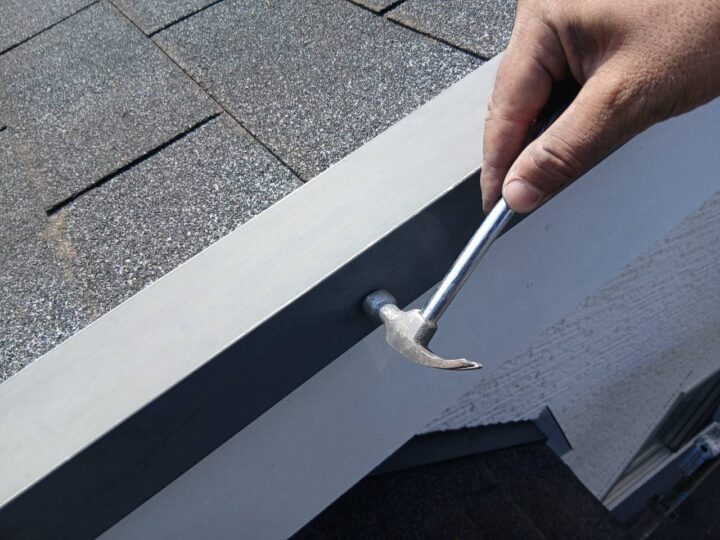 屋根板金釘打ち補修施工中
