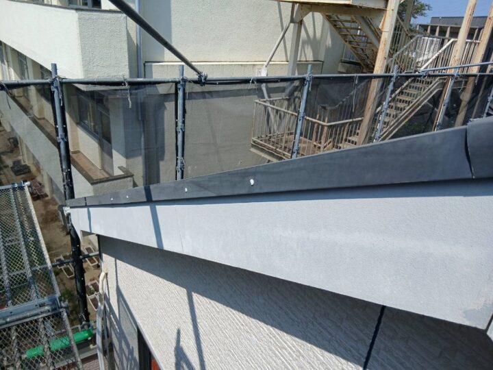屋根板金玉打ちシール施工完了全景